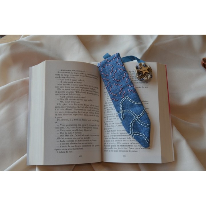 Marque-page sashiko en jean recyclé brodé - Pièce unique
