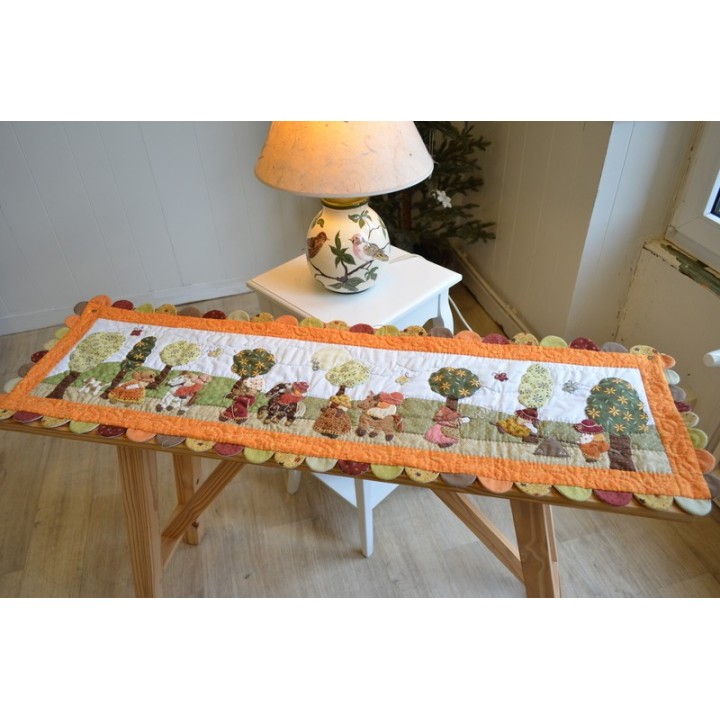 🌸 Chemin de table / Tableau mural Sun Bonnet – Scène narrative en patchwork