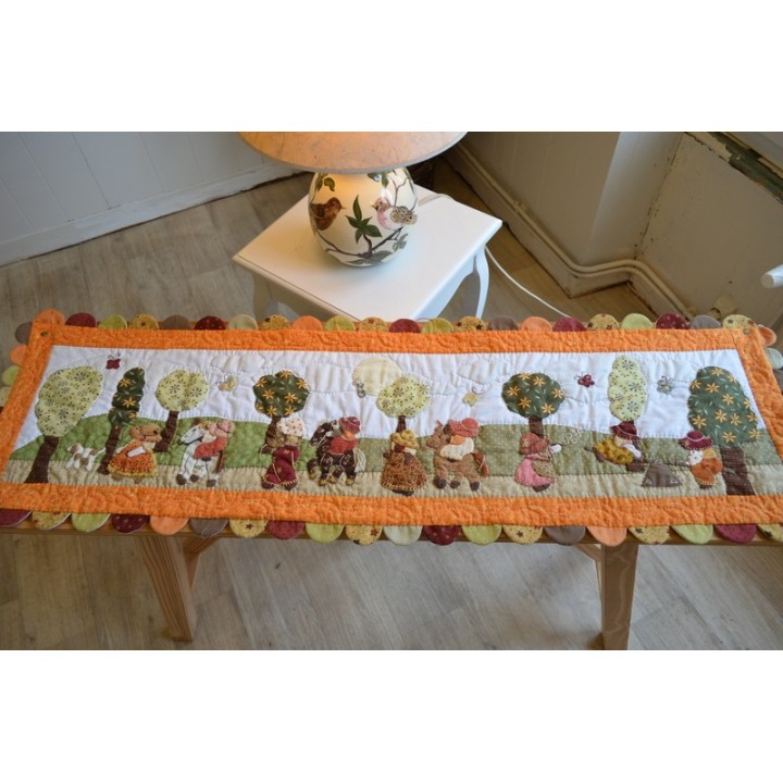 🌸 Chemin de table / Tableau mural Sun Bonnet – Scène narrative en patchwork