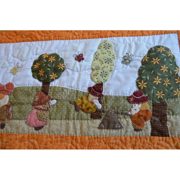 🌸 Chemin de table / Tableau mural Sun Bonnet – Scène narrative en patchwork
