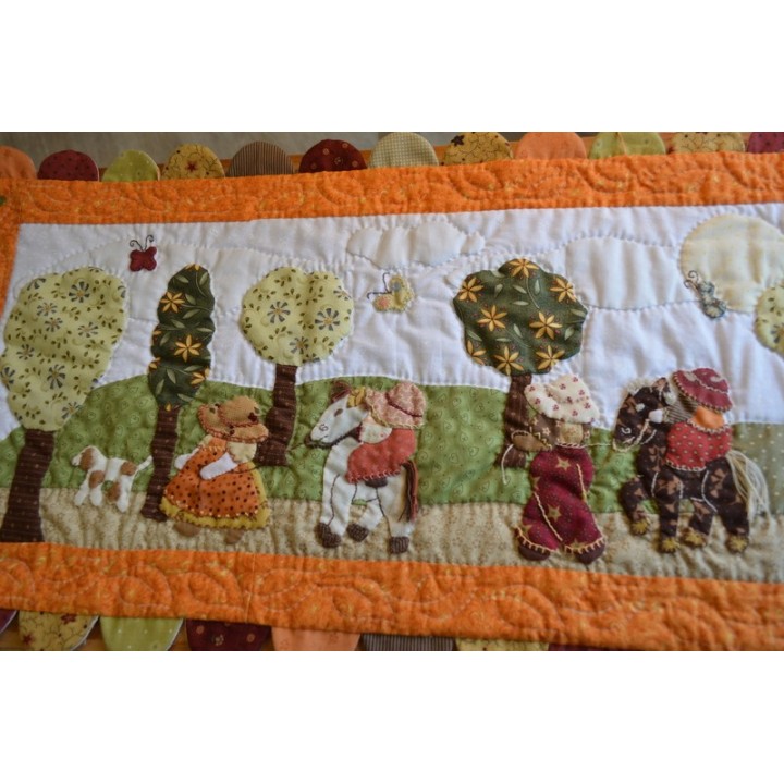 🌸 Chemin de table / Tableau mural Sun Bonnet – Scène narrative en patchwork