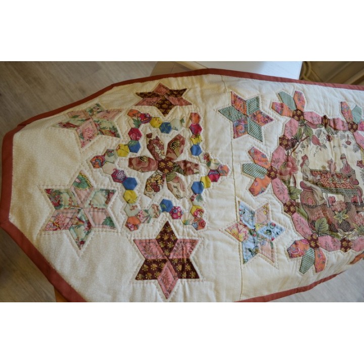 🧵 Chemin de table textile – Patchwork à motifs japonais