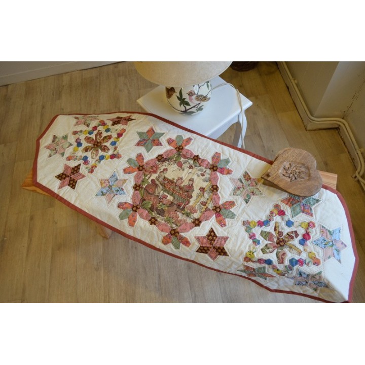 🧵 Chemin de table textile – Patchwork à motifs japonais