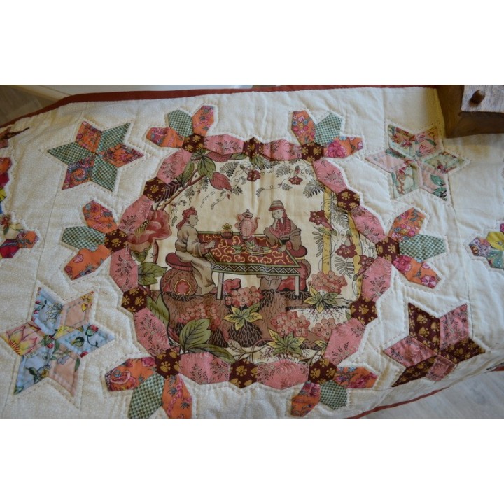 🧵 Chemin de table textile – Patchwork à motifs japonais